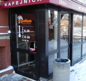 Krāsots alumīnija vējtveris. Komplektā gan bīdāmas durvis, gan veramas